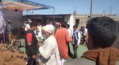 नटेरन: कांग्रेस नेता सिंधु विक्रम सिंह ने अपने समर्थकों के साथ ग्राम नरसिंगपुर का किया दौरा, ग्रामीणों से की मुलाकात