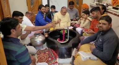 बीकानेर: शिक्षा मंत्री डॉ बीड़ी कल्ला ने आत्मेश्वर महादेव मंदिर में किया रुद्राभिषेक