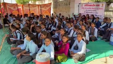 #अनिश्चितकालीन_हड़ताल का तीसरा दिन 
राजकीय माध्यमिक विद्यालय नांद के शारीरिक शिक्षक जैसाराम जी को A.P.O.करने के मामले में छात्र-छात्राओं का तीसरे दिन भी धरना-प्रदर्शन जारी ।