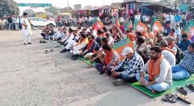 #सक्ती_विधानसभा के बाराद्वार में छत्तीसगढ़ में भाजपा पदाधिकारियों की भूपेश सरकार की संरक्षण में नक्सलियों द्वारा की जा रही नृशंस हत्या के विरोध में पदाधिकारियों एवं कार्यकर्ताओं के साथ चक्का जाम किया।