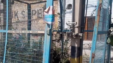 सड़क की पर लगे बिजली के चोरो तरफ लगे जला खोल लिया गया है