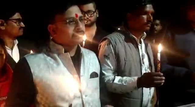 स्व० संगीता देवी को न्याय दिलाने के लिए #संरक्षण_सेवा_ट्रस्ट ने #ग्लोबल_हॉस्पिटल के विरुद्ध निकाला #कैंडल_मार्च