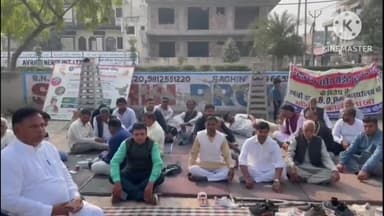 सोनीपत: अपनी मांगों को लेकर सेक्टर 15 स्थित राई विधायक मोहनलाल बड़ौली के आवास के बाहर सरपंचों ने सरकार के खिलाफ दिया धरना