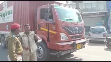 धनौरा: गजरौला इंदिरा चौक से कांवड़ियों की सुरक्षा के लिए पुलिस ने रूट को किया डायवर्जन, चालक व पुलिस के बीच नोकझोंक