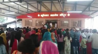 खुरई: भूतेश्वर मंदिर सहित सभी शिव मंदिरों में महा शिवरात्रि पर सुबह से लगा भक्तों का तांता