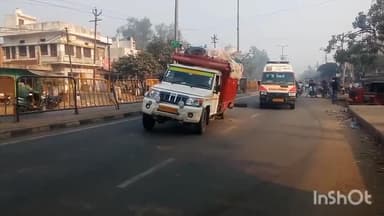 सादाबाद: मुरसान चौराहे के पास चलती लोडर मैक्स का निकला पहिया, बाल- बाल बचे लोग