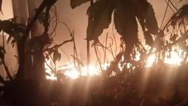 रूड़की: रामनगर में एक घर में रखे कूड़े में अचानक लगी आग, खिड़की दरवाजे और कूड़ा जलकर हुए राख