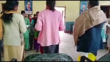 सिमडेगा: कैथोलिक संघ सामडोली की बैठक में अगुस्टिना सोरेंग ने संविधान पुस्तिका बांटकर प्रस्तावना शपथ के साथ अधिकारों की दी जानकारी