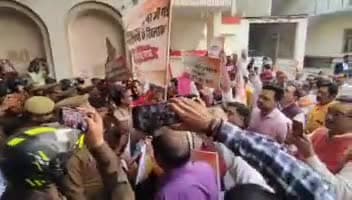 मोहन भागवत के बयान पर काशी के केन्द्रीय ब्राह्मण महासभा में आक्रोश; विरोध पदयात्रा करने से पुलिस ने रोका