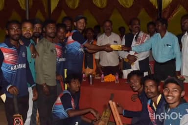 बस्तर: ग्राम रामपाल में क्रिकेट प्रतियोगिता के समापन कार्यक्रम में बस्तर विधायक लखेश्वर बघेल हुए शामिल