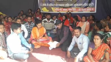 बगोदर: बगोदर प्रखंड सह अंचल कार्यालय के समक्ष 2 सूत्री मांगों को लेकर सहिया संघ का अनिश्चितकालीन धरना 14वें दिन भी रहा जारी