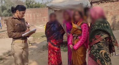 सवायजपुर: पचदेवरा थाने की एंटी रोमियो टीम ने मिशन शक्ति के तहत महिलाओं और बालिकाओं को किया जागरूक