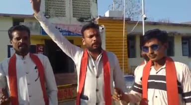 तेंदूखेड़ा: गोहदर नदी के पास भगवती मानव कल्याण संगठन के कार्यकर्ताओं ने पुलिस को सूचना देकर पकड़वाई अवैध शराब