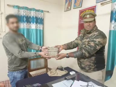 बदायूं: थाना मुजरिया पुलिस ने एक्सीडेंट में घायल व्यक्ति को रुपयों को उसके परिजन के सुपुर्द किया