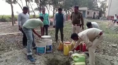 बरारी: फलका थाना प्रांगण में जब्त की गई 227 लीटर देसी शराब का किया गया विनष्टीकरण