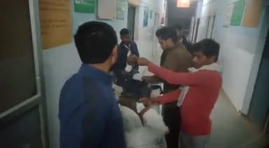 हमीरपुर: इगोहटा तिराहे के पास मैजिक गाड़ी और बाइक की टक्कर मे 1 की मौत 2 घायल,जिला अस्पताल मे भर्ती