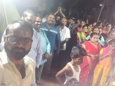 ಗದಗ: ನಗರದ ಎಸ್.ಎಂ.ಕೆ ನಗರದ ಈಶ್ವರ ದೇವಸ್ಥಾನದಲ್ಲಿ ಶಿವರಾತ್ರಿ ನಿಮಿತ್ತ ವಿಶೇಷ ಪೂಜೆ