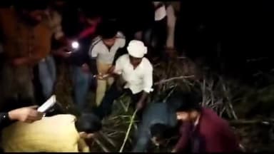 मवाना: गणेशपुर में गन्नों से भरा ओवरलोड ट्रक पलटने से दबकर चौकीदार की हुई मौत, परिजनों ने किया हंगामा