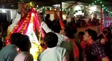 पथरिया में महाशिवरात्रि के दिन महादेव की बारात में सामिल हुए सैकड़ों श्रद्धालु।