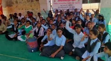 #अनिश्चितकालीन_हड़ताल का चौथा दिन 

राजकीय माध्यमिक विद्यालय नांद के शारीरिक शिक्षक जैसाराम जी को A.P.O.करने के मामले में छात्र-छात्राओं का चौथै दिन भी धरना-प्रदर्शन जारी ।