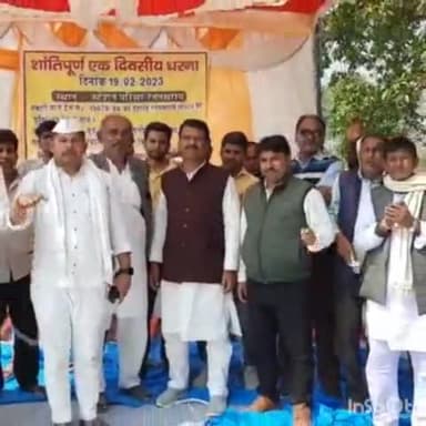 बरौली: रतन सराय रेलवे स्टेशन पर एक्सप्रेस ट्रेन के ठहराव को लेकर जनप्रतिनिधि और ग्रामीणों ने दिया धरना