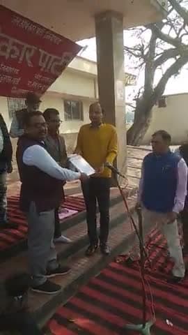 बीसलपुर: बीसलपुर की जनता ने कोयला डिपो हटाओ अभियान के तहत श्री मान तहसीलदार महोदय को दिया ज्ञापन।।#railmantri #upcm