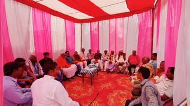 हुसैनाबाद नगर पंचायत अंतर्गत सिद्धनाथ नगर में आयोजित श्री श्री 108 श्री शिव परिवार प्राण प्रतिष्ठा यज्ञ के पूर्णाहुति उपरांत भण्डारे में शामिल होकर महा प्रसाद ग्रहण किया। 
#BLSantosh #lkbajaibjp #yourbabulal #DeepakPrakash #BJPJharkhand