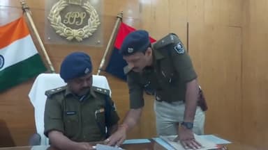 लखीसराय: बड़हिया थाना पुलिस ने बालगुद्दर गाँव के समीप से ट्रेन लूटेरे को किया गिरफ्तार, एक देसी पिस्टल और 6 जिंदा कारतूस बरामद