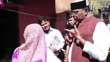 हुज़ूर: वार्ड 59 में विकास यात्रा में मंत्री विश्वास सांरग ने बुजुर्ग महिला का बनवाया  बीपीएल कार्ड