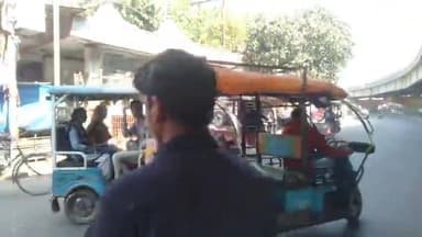 कानपुर नगर हरजिंदर नगर चौराहे के पास बैटरी रिक्शा वालों की मनमानी रोड पर बीच रोड पर खड़े कर कर सवारी भरते हैं प्रशासन ने