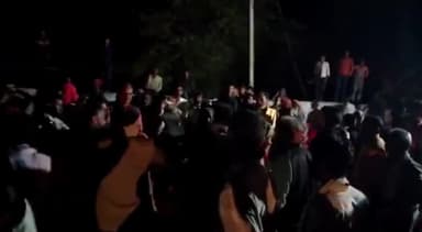 शिवपुरी नगर: अटरूनी गाँव में विकास यात्रा के दौरान दो पक्षों में चले लाठी-डंडे, वीडियो आया सामने