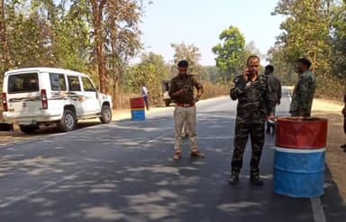 सिमडेगा: सड़क सुरक्षा के मद्देनजर सिमडेगा शहर की सड़कों पर पुलिस ने लगाए ड्रम, वाहनों की रफ्तार होगी कम