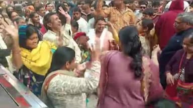 मथुरा: ठाकुर द्वारकाधीश महाराज ने अपने भक्तों संग खेली होली जमकर उड़ा अबीर गुलाल