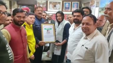 मथुरा: हॉकी खिलाड़ी भावना सिंह ने जीता गोल्ड मेडल, बलदेव विधायक ने कृष्णा नगर स्थित आवास पर खिलाड़ी का किया सम्मान