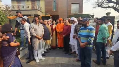 मोरनी: अमरावती स्थित पूर्व विधायक लतिका शर्मा के निवास स्थान पर पहुंचे राजस्थान के MP स्वामी सुमेधानंद सरस्वती, किया गया स्वागत