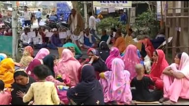 तेघरा: तेघड़ा प्रखंड मुख्यालय पर प्रखंड वार्ड संघ के सदस्यों ने 12 सूत्रीय मांग  को लेकर एकदिवसीय धरना दिया।