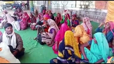 शिवपुरी नगर: कलेक्ट्रेट परिसर के बाहर अपनी मांगों को लेकर धरने पर बैठे आदिवासी