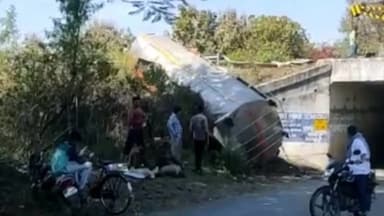 सागर नगर: बहेरिया थाना क्षेत्र में नेशनल हाइवे पर दूध से भरा टैंकर अनियंत्रित होकर पलटा, सूचना मिलने पर मौके पर पहुंची पुलिस