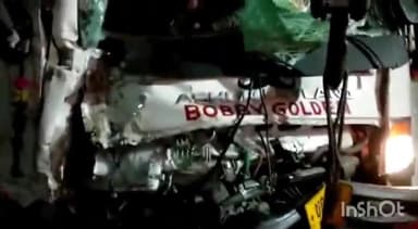 रायबरेली: बछरावां ओवर ब्रिज पर अनियंत्रित डीसीएम डिवाइडर से टकराकर जालियों में फंसा, तीन लोग हुए गंभीर रूप से घायल