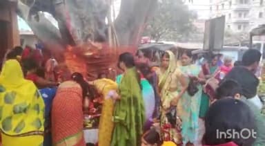 जहानाबाद: कोर्ट एरिया सहित विभिन्न इलाकों में सोमवारी अमावस्या को लेकर महिलाएं पीपल के वृक्ष की कर रही पूजा