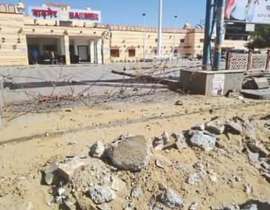 बाड़मेर: बाड़मेर रेलवे स्टेशन पर निर्माण के चलते मुख्य प्रवेश द्वार को अस्थाई रूप से किया गया बंद, दूसरे गेट से होगा प्रवेश