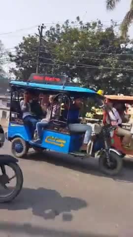 यह सुबह का रेलवे स्टेशन लखीमपुर खीरी के बाहर पुल का दृश्य है जहां पर आए दिन लंबी लाइन लगी रहती है