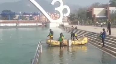 हरिद्वार: ओम पुल पर जल पुलिस के द्वारा गाजियाबाद निवासी युवक के शव की तलाश जारी