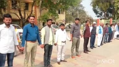 आरा: वीकेएसयू में विश्वविद्यालय के अस्तित्व को बचाने के लिए भूमि प्राप्ति अभियान में  बनाया गया मानव श्रृंखला