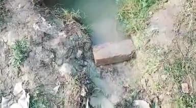 भदोही: चौरी बाजार में जल निगम की पाइप फटने से सोमवार को बाहर फैल रहा पानी, पेय जल की हो रही दिक्कत