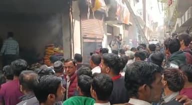 रुड़की के मेन बाजार में पटाखों के गोदाम में लगी भीषण आग, फायर ब्रिगेड की टीम मौके पर