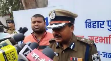 मुशहरी: कलेक्ट्रेट स्थित आईजी कार्यालय के पास जन सहभागिता मोटरसाइकिल रैली को आईजी पंकज सिन्हा ने हरी झंडी दिखाकर किया रवाना