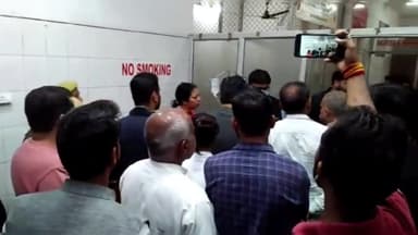 लंभुआ: मदनपुर पनियार में हुई दुर्घटना का हाल जानने के लिए जिला अस्पताल पहुंचे डीएम रवीश गुप्ता