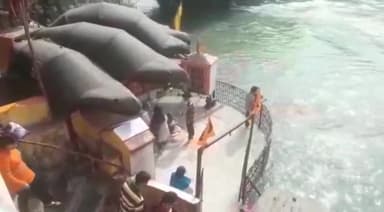 हरिद्वार: सिंह द्वार गंगा घाट पर बने मंदिर तक पहुंचा गंगा नदी का पानी, बढ़ रहा जलस्तर