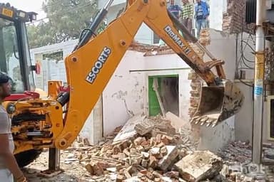 बरेली: सिविल लाइंस स्थित मस्जिद के बाहर अवैध रूप से बनी दुकानों को नगर निगम व प्रशासन की मौजूदगी में तोड़ा गया